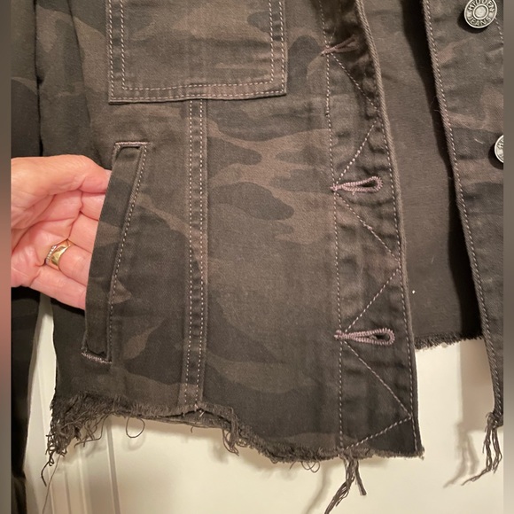 Hidden, Mixology, camouflage jean jacket, cropped, fitted, frayed hem - Picture 3 of 8